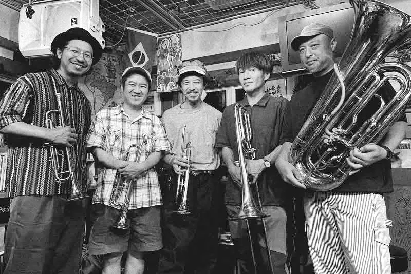 ［BRASS ADOPT］ 有本羅人（trumpets） 黄啓傑（trumpets） 山本信記（trumpets） 米子匡司（trombone ） 高岡大祐（tuba）